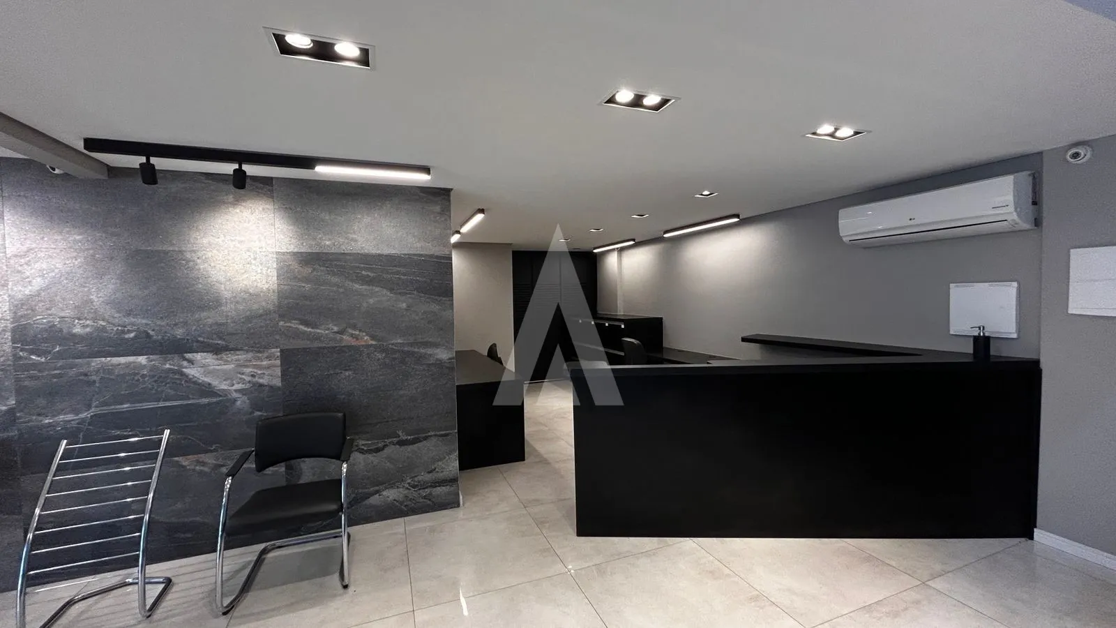 LOJA / SALA COMERCIAL COM 157,43 COM 4 SALAS, RECEPÇÃO, 3 LAVABOS, AMBIENTES CLIMATIZADOS NO BAIRRO CENTRO. — foto 3