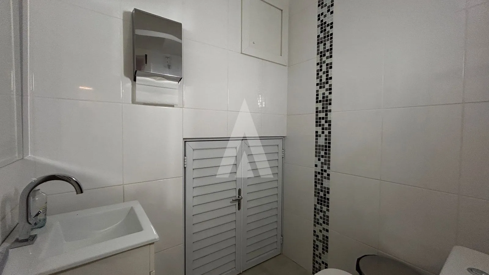 LOJA / SALA COMERCIAL COM 157,43 COM 4 SALAS, RECEPÇÃO, 3 LAVABOS, AMBIENTES CLIMATIZADOS NO BAIRRO CENTRO. — foto 7