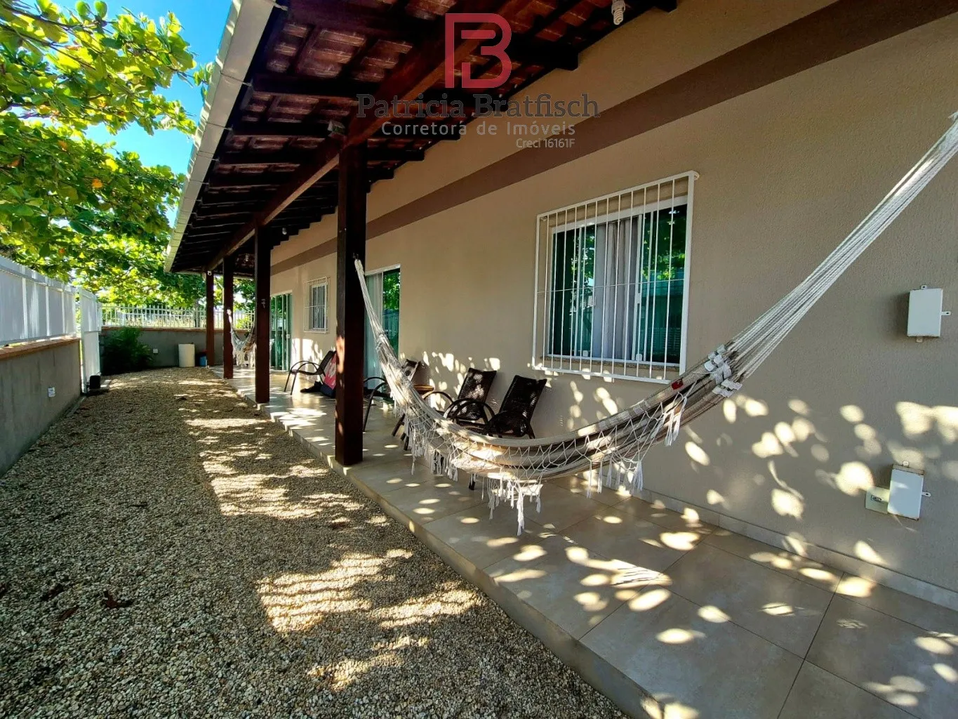 Casa térrea semi mobiliada, com 03 dormitórios, 02 vagas de garagem, próxima ao mar, em Itajuba - Barra Velha. - foto 1