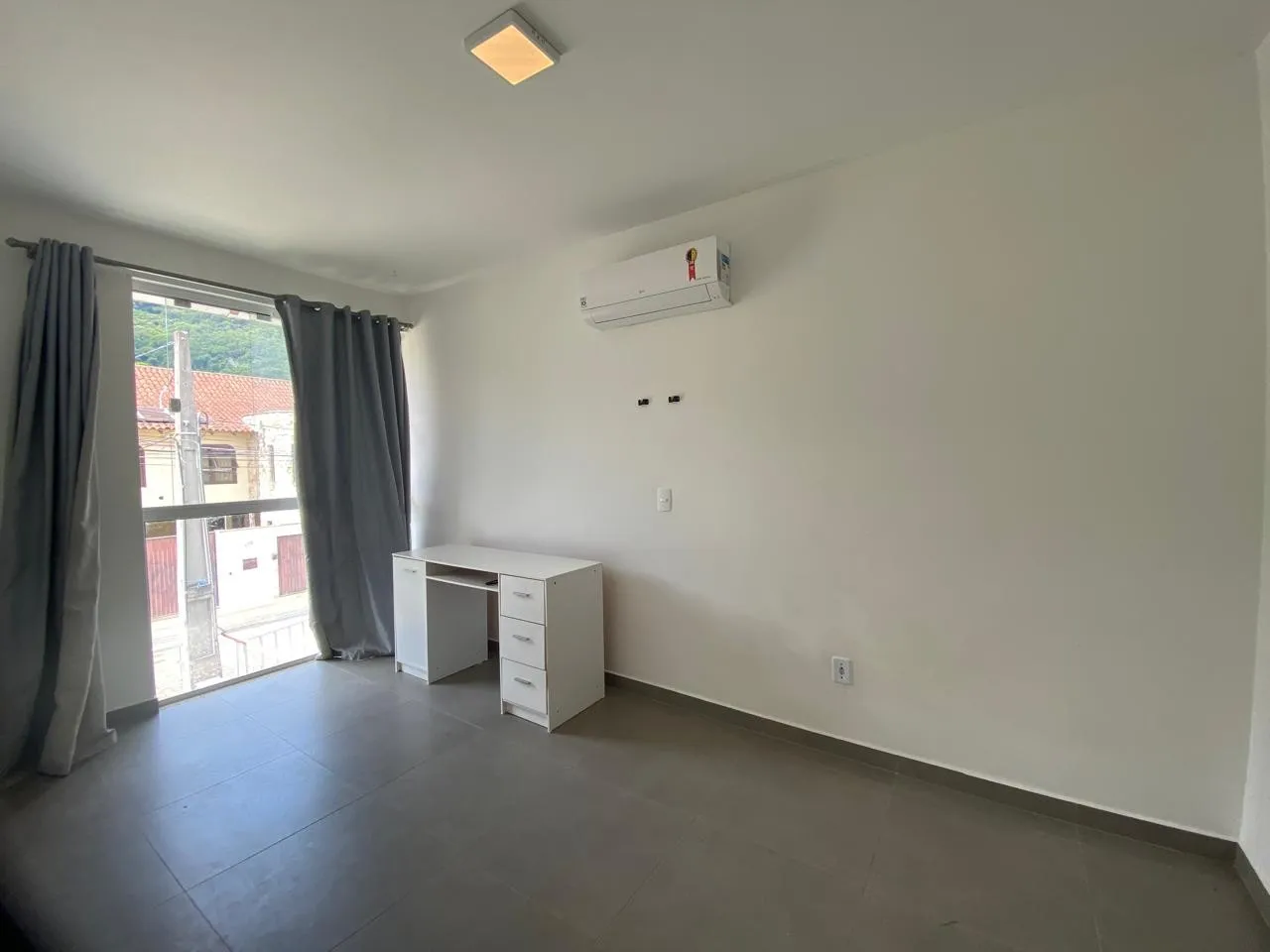 Sobrado com 2 dormitórios, no bairro Boa Vista - 6 minutos do Centro da cidade - foto 1