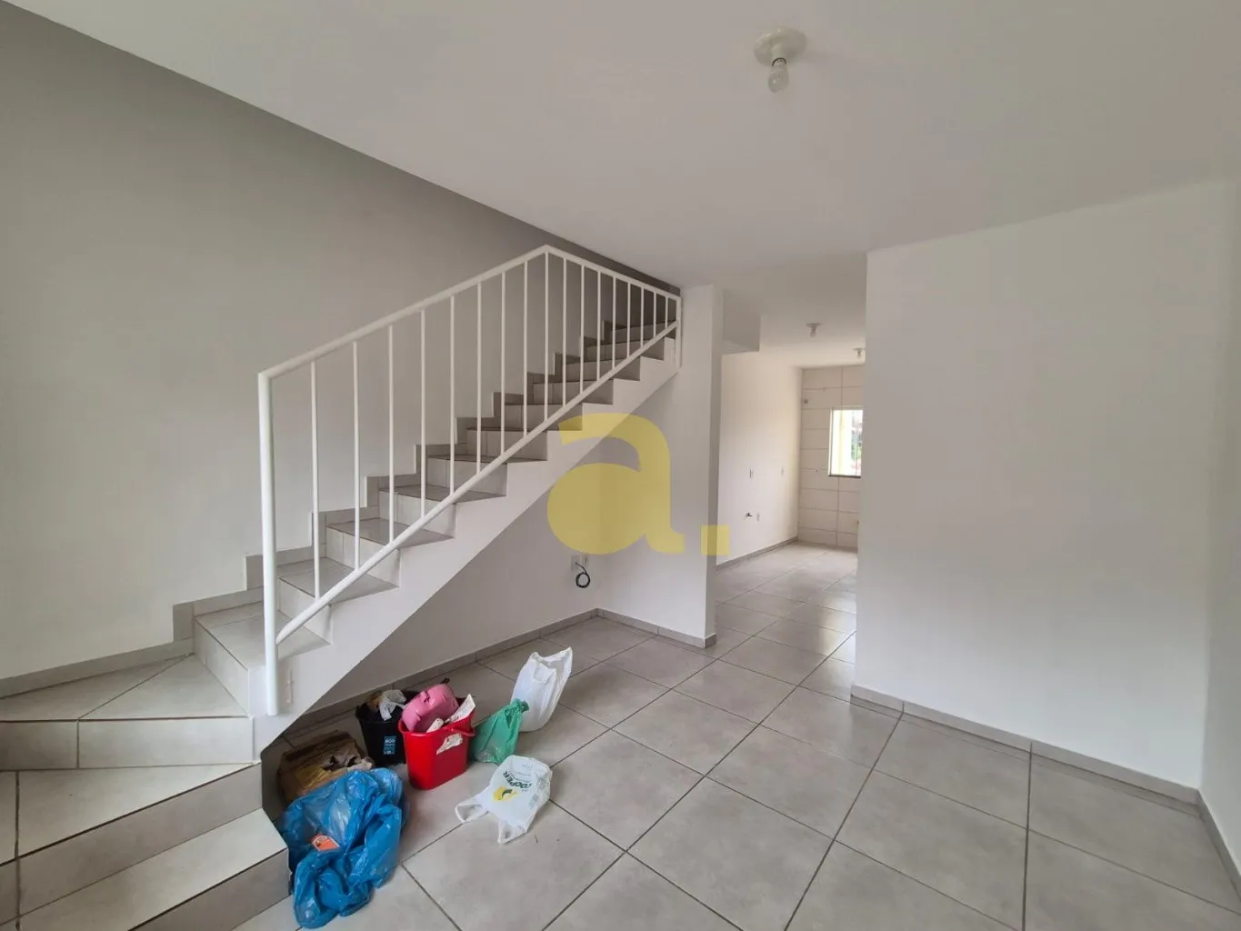 Sobrado Triplex com quintal, localizado em loteamento residencial - foto 1