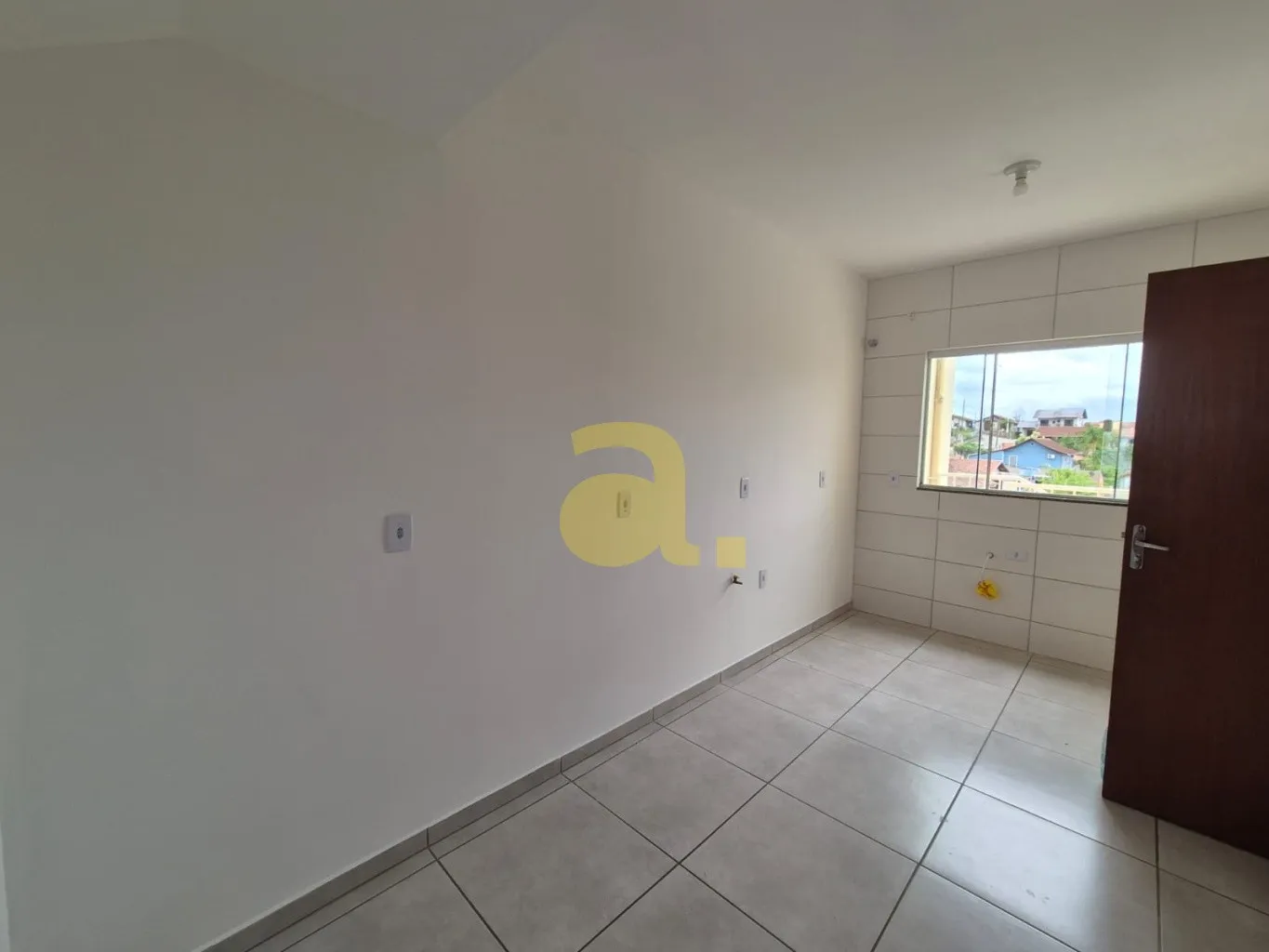 Sobrado Triplex com quintal, localizado em loteamento residencial — foto 2