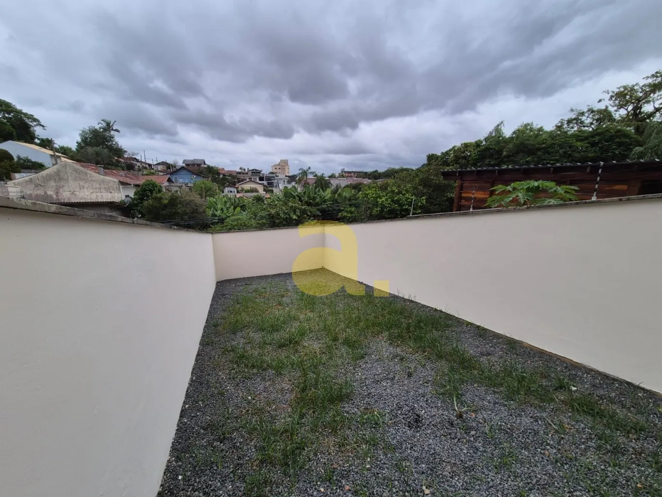 Sobrado Triplex com quintal, localizado em loteamento residencial — foto 4