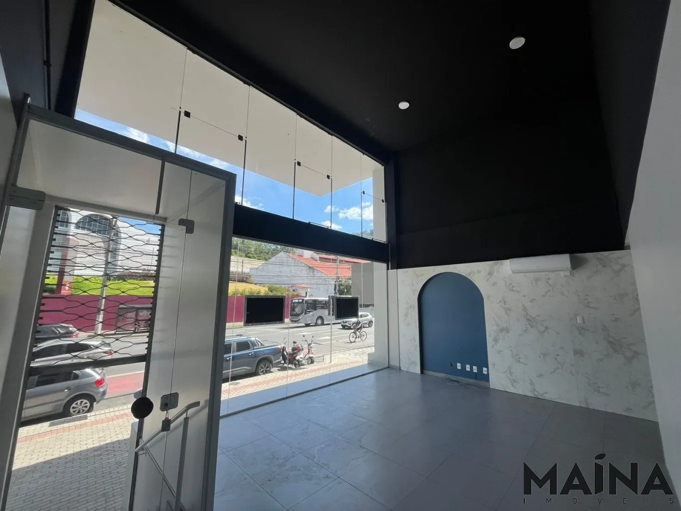 Sala comercial disponível para locação em localização estratégica no centro de Blumenau, na Rua Sete de Setembro, no Condomínio W. Rodacki. - foto 1