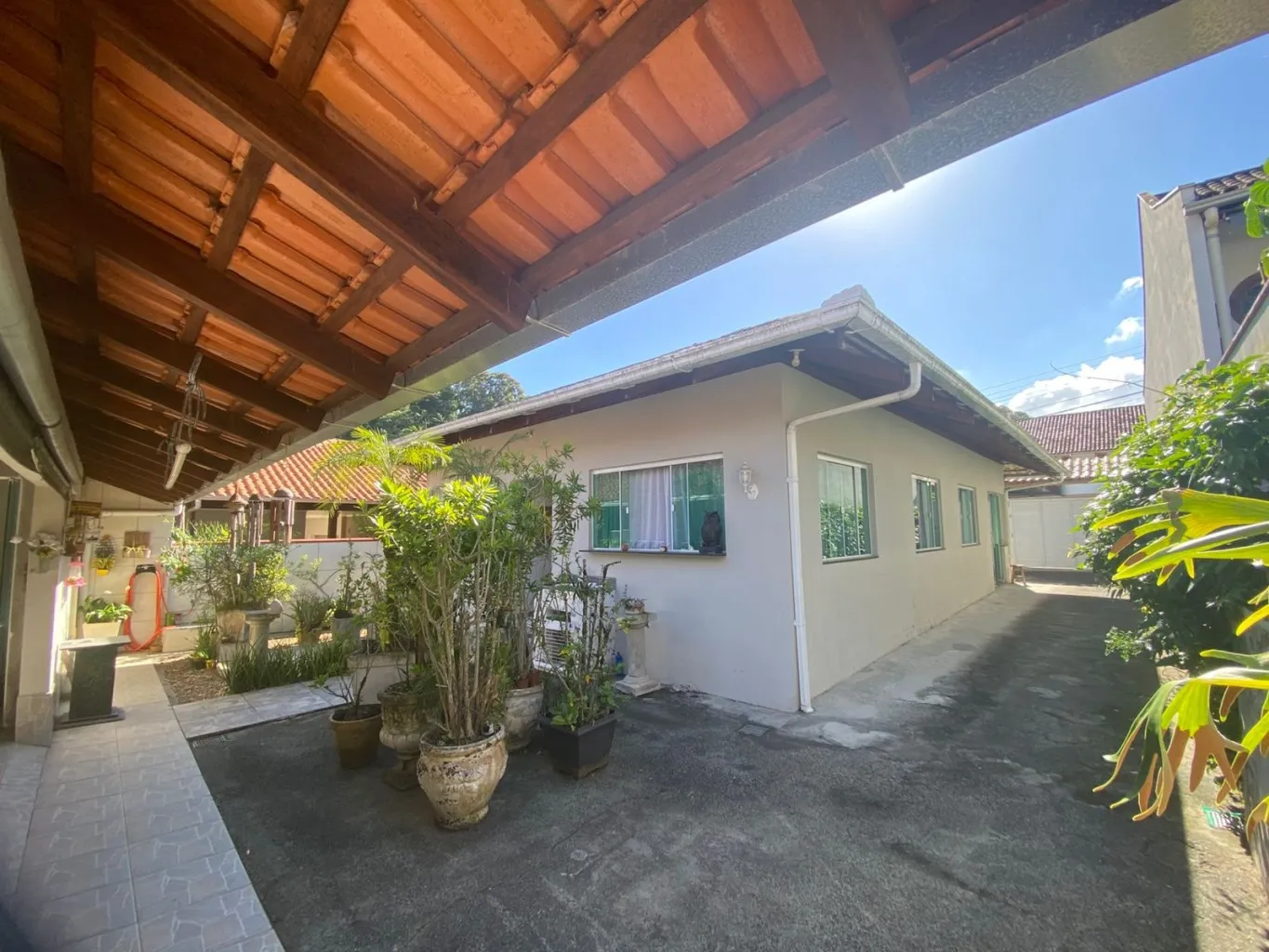 Casa com 3 quartos, sendo 1 suíte e amplo espaço para área de festas - Bairro Tribess — foto 3