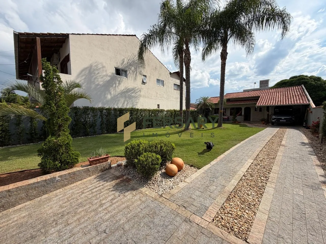 Linda Casa com 03 Quartos no Centro do Bairro Carijós. - foto 1