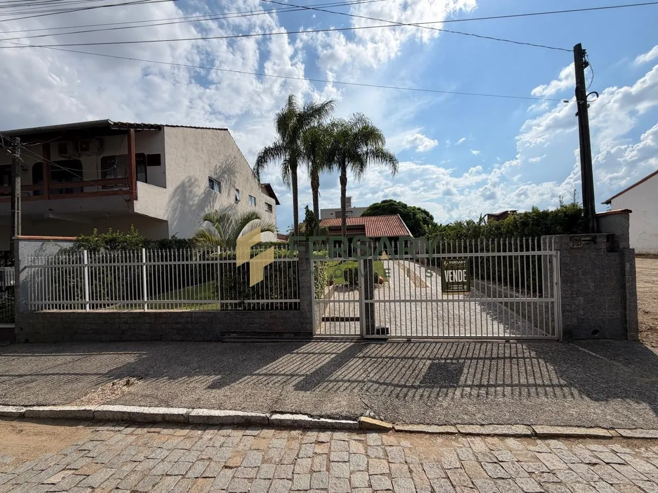 Linda Casa com 03 Quartos no Centro do Bairro Carijós. — foto 2