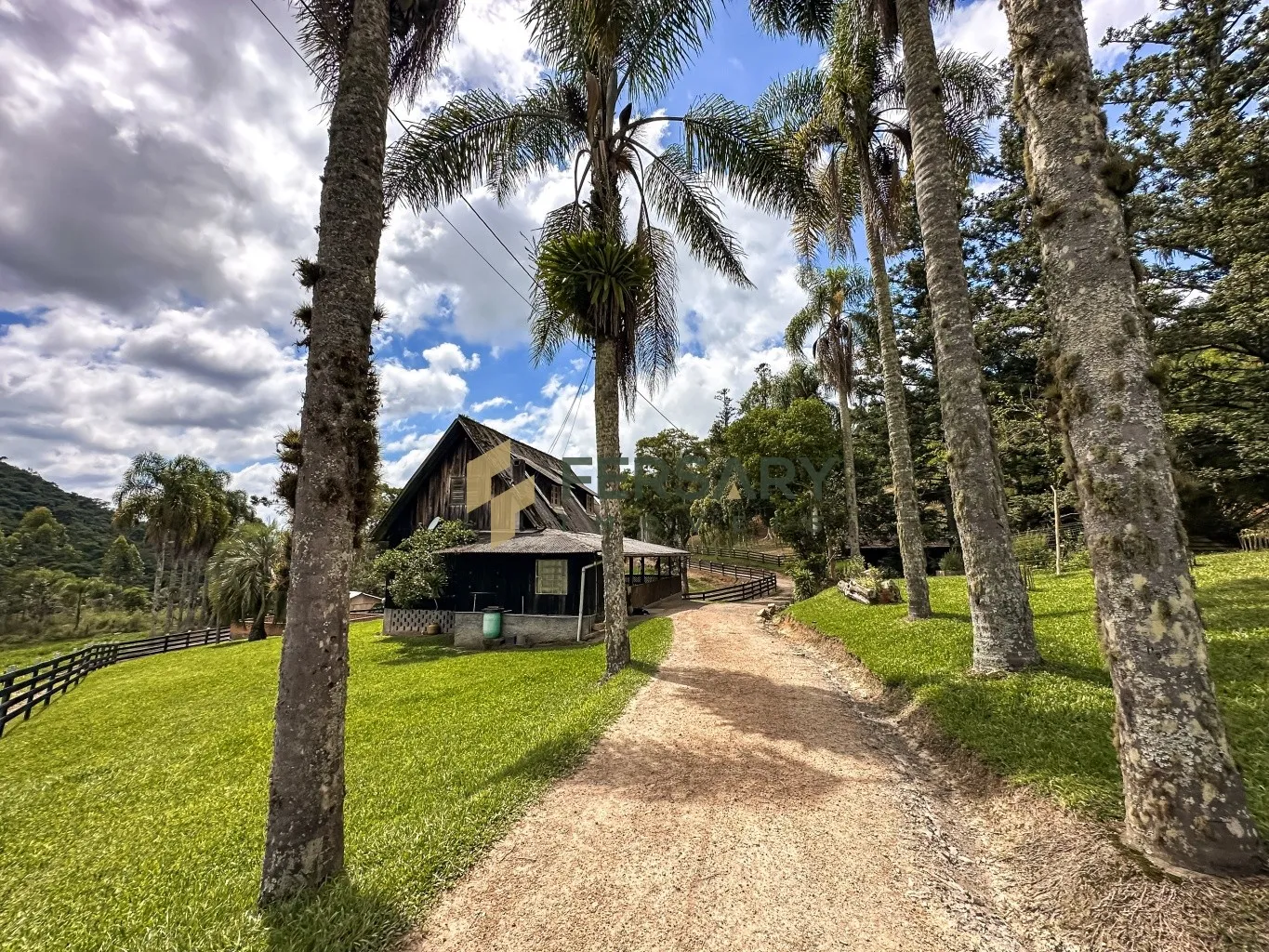 Fazenda com 530.000m contendo um lindo ribeirão de água cristalina e duas cachoeiras. - foto 1