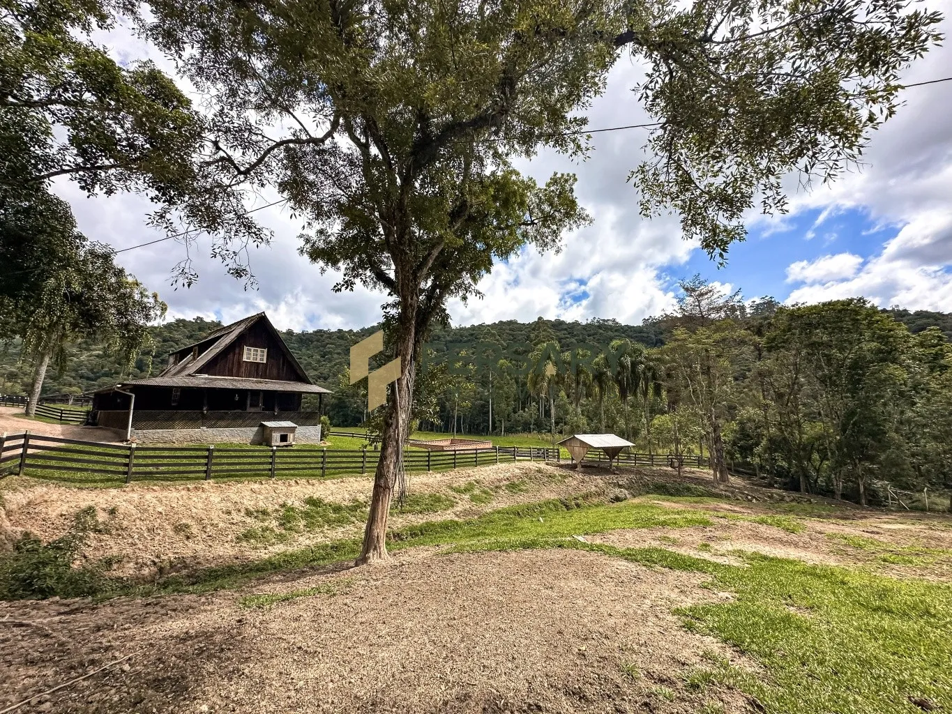 Fazenda com 530.000m contendo um lindo ribeirão de água cristalina e duas cachoeiras. — foto 2