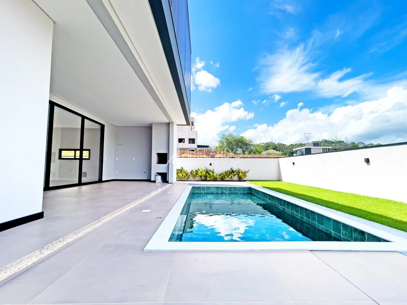 CASA MODERNA DE ALTO PADRÃO, LOCALIZADA EM CONDOMÍNIO FECHADO EM ESTILO AMERICANO - BAIRRO PONTA AGUDA, EM BLUMENAU — foto 2