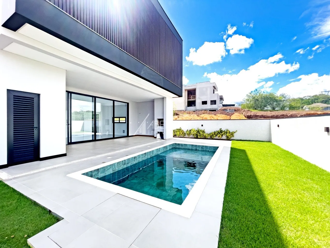 CASA MODERNA DE ALTO PADRÃO, LOCALIZADA EM CONDOMÍNIO FECHADO EM ESTILO AMERICANO - BAIRRO PONTA AGUDA, EM BLUMENAU — foto 3