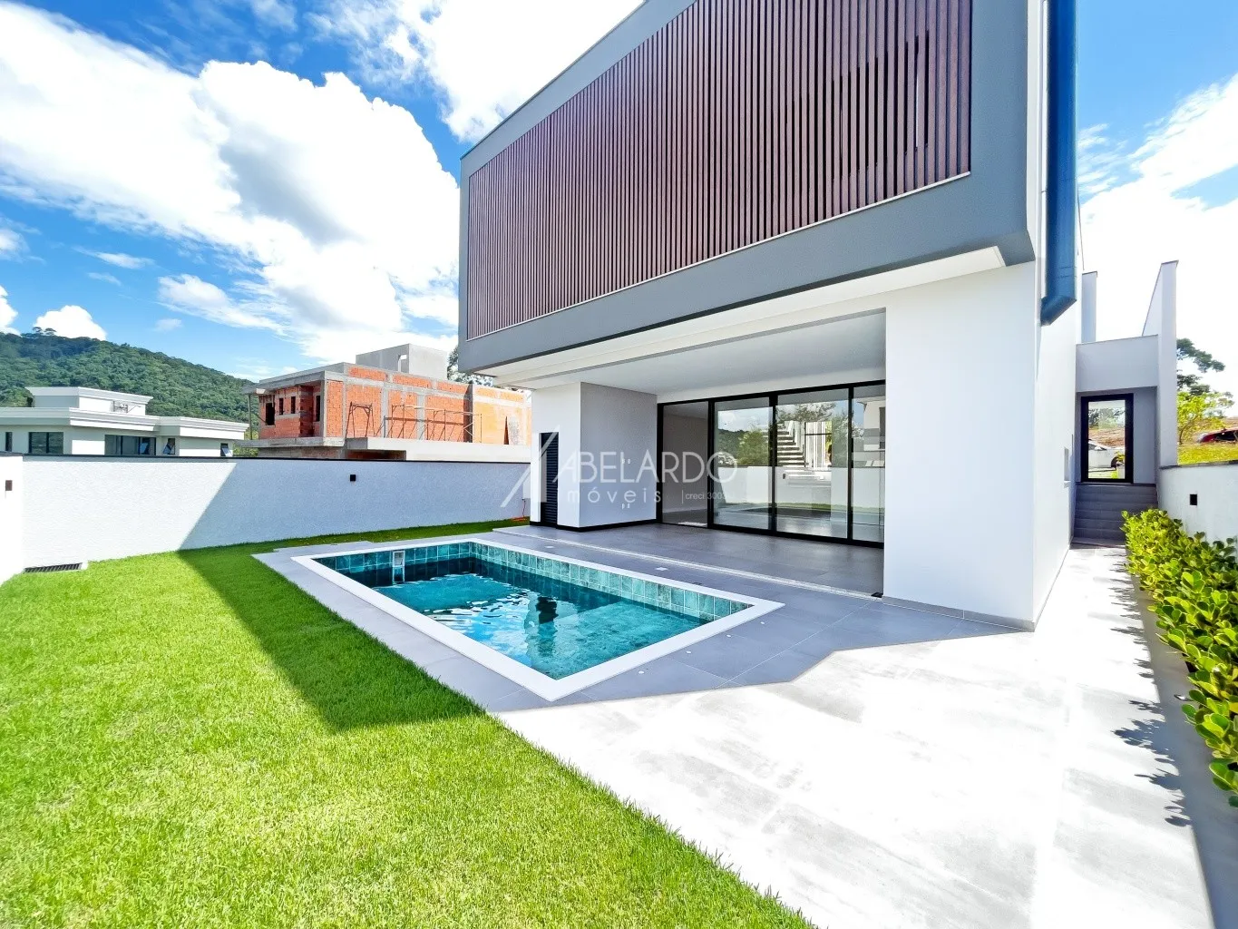 CASA MODERNA DE ALTO PADRÃO, LOCALIZADA EM CONDOMÍNIO FECHADO EM ESTILO AMERICANO - BAIRRO PONTA AGUDA, EM BLUMENAU — foto 4