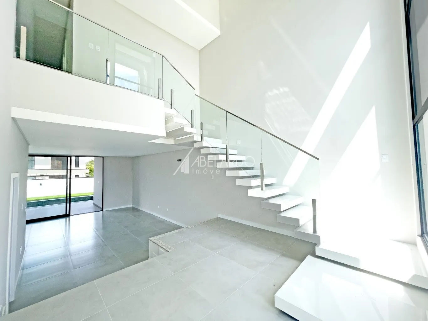 CASA MODERNA DE ALTO PADRÃO, LOCALIZADA EM CONDOMÍNIO FECHADO EM ESTILO AMERICANO - BAIRRO PONTA AGUDA, EM BLUMENAU — foto 7