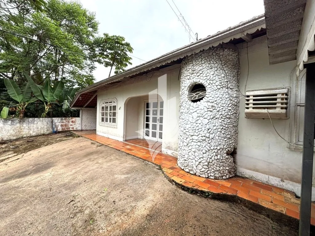 Casa plana com 3 dormitórios, sendo 1 suíte, 3 vagas de garagem, amplo terreno - foto 1