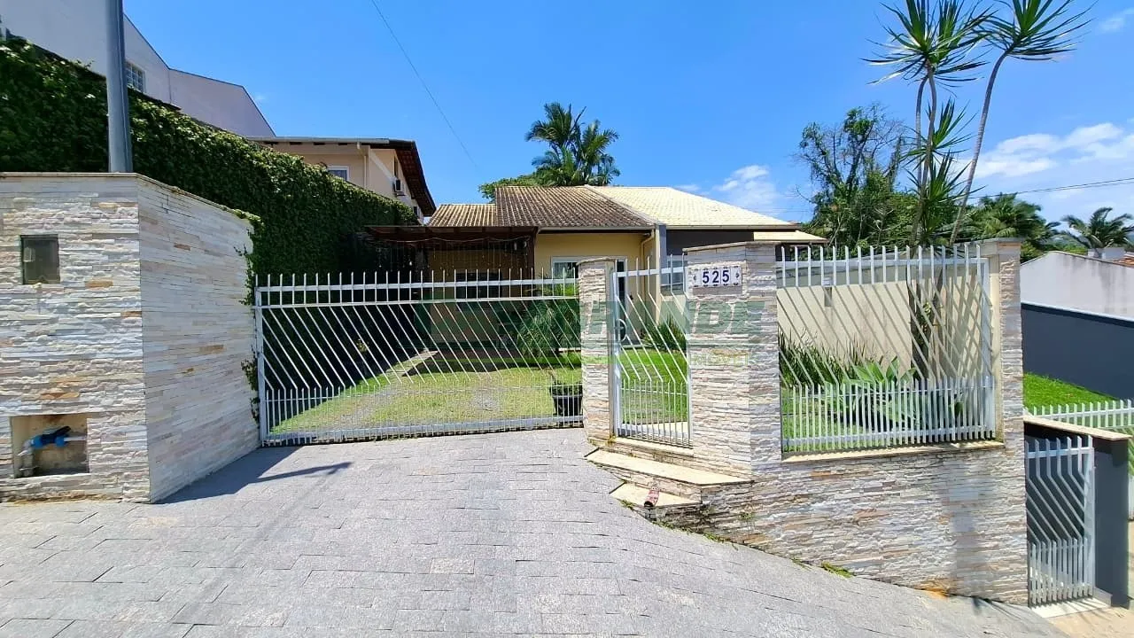 Ótima Casa no Bairro Itoupava Central em Blumenau com 3 Dormitórios (1 suíte) e 85 m. - foto 1