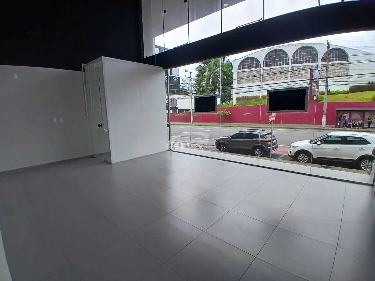 Loja térrea com mezanino disponível para locação no Centro de Blumenau. — foto 2