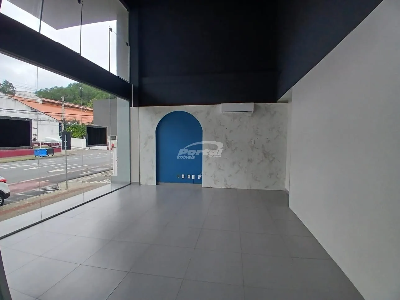 Loja térrea com mezanino disponível para locação no Centro de Blumenau. — foto 3