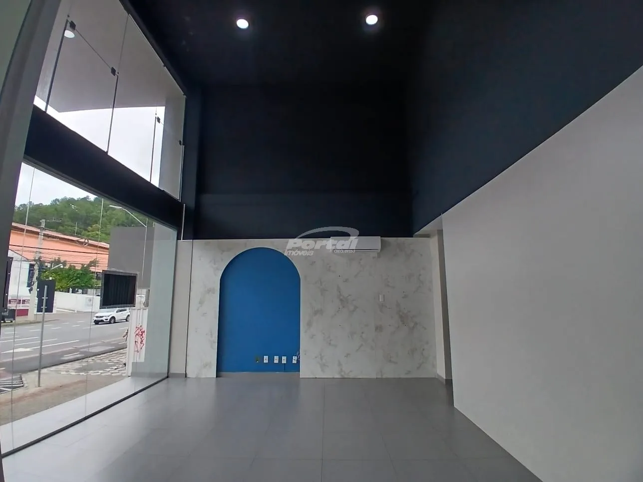 Loja térrea com mezanino disponível para locação no Centro de Blumenau. — foto 4