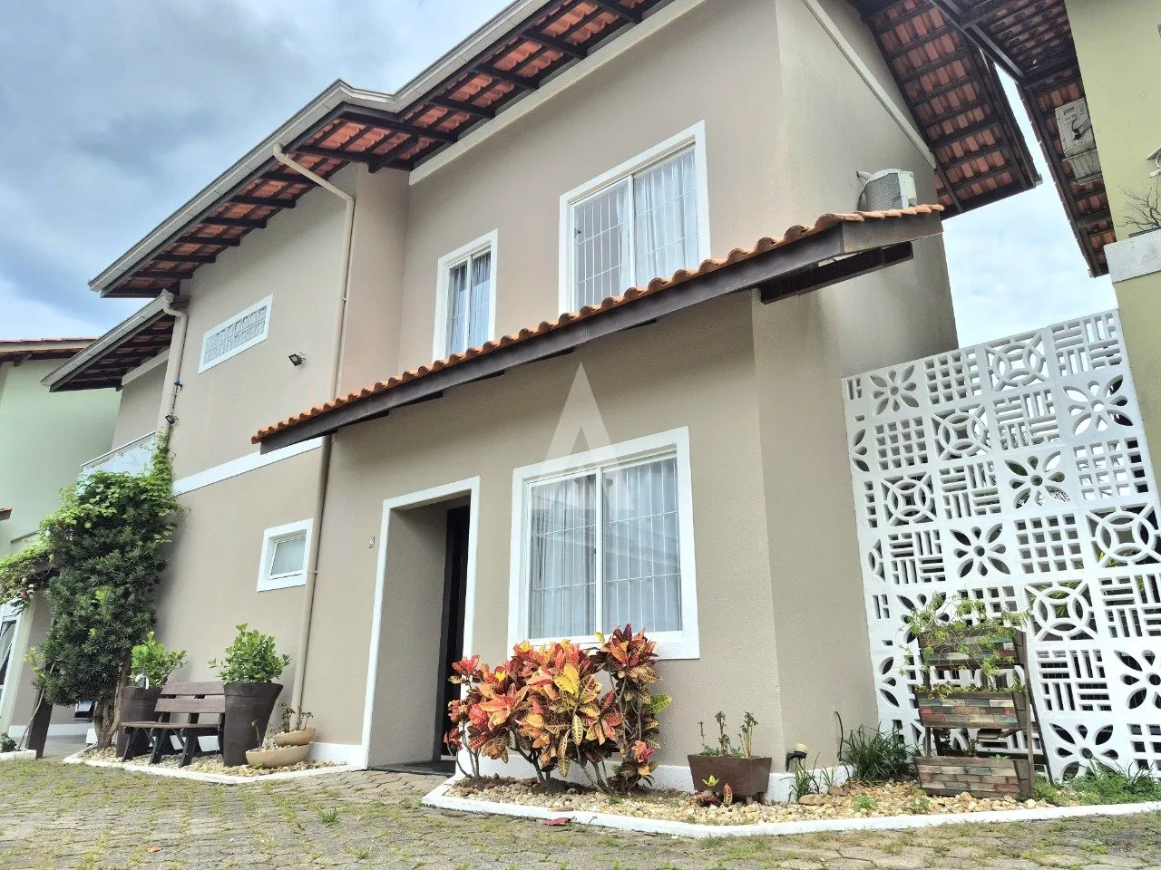 Casa em condomínio com 1 suíte e 2 quartos à venda no bairro Glória em Joinville-SC por R$940.000,00. - foto 1