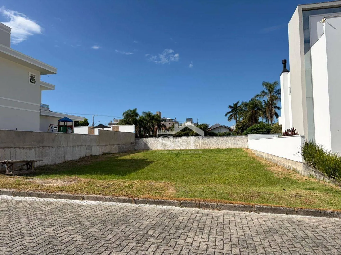 Lindo Terreno Pronto Para Construir Em Condomínio Fechado Com Estrutura Completa de Lazer, Serviços, e Segurança Na Praia Dos Ingleses! - foto 1