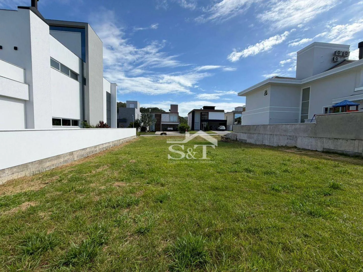 Lindo Terreno Pronto Para Construir Em Condomínio Fechado Com Estrutura Completa de Lazer, Serviços, e Segurança Na Praia Dos Ingleses! — foto 3