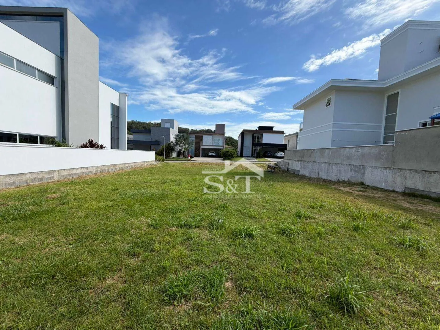 Lindo Terreno Pronto Para Construir Em Condomínio Fechado Com Estrutura Completa de Lazer, Serviços, e Segurança Na Praia Dos Ingleses! — foto 4