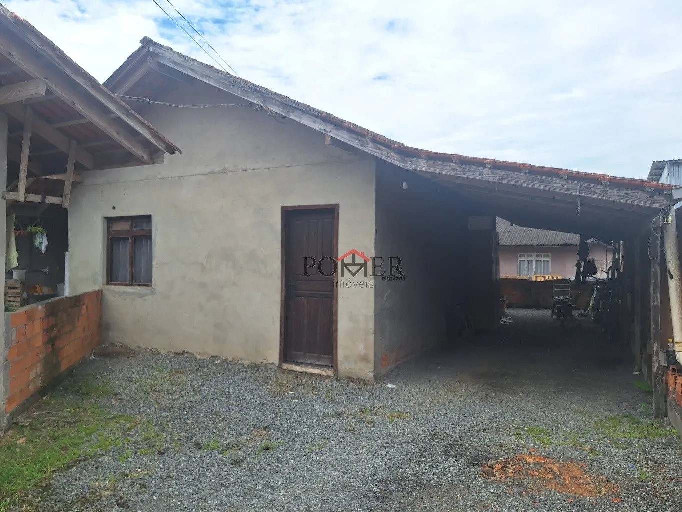 Imóvel com 4 casas rendendo aluguel, com painéis solares, em Testo Central, em via asfaltada, próximo do distrito industrial, e rodovia que liga Pomerode à Blumenau, com aprox. 223,50 de construção num terreno com 625,00m. — foto 3