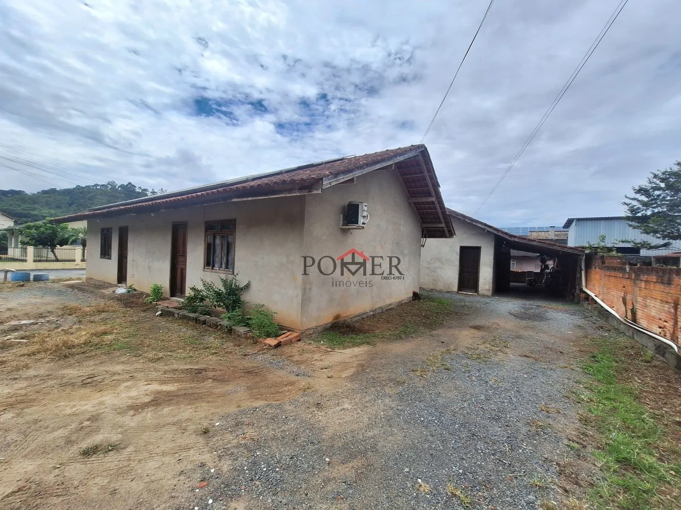 Imóvel com 4 casas rendendo aluguel, com painéis solares, em Testo Central, em via asfaltada, próximo do distrito industrial, e rodovia que liga Pomerode à Blumenau, com aprox. 223,50 de construção num terreno com 625,00m. — foto 4