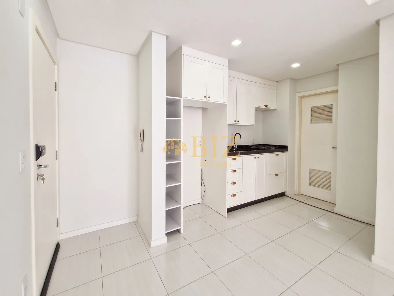 Apartamento 3 quartos, sendo 1 suíte, sacada integrada e 2 vagas de garagem em condomínio completo na Água Verde — foto 2