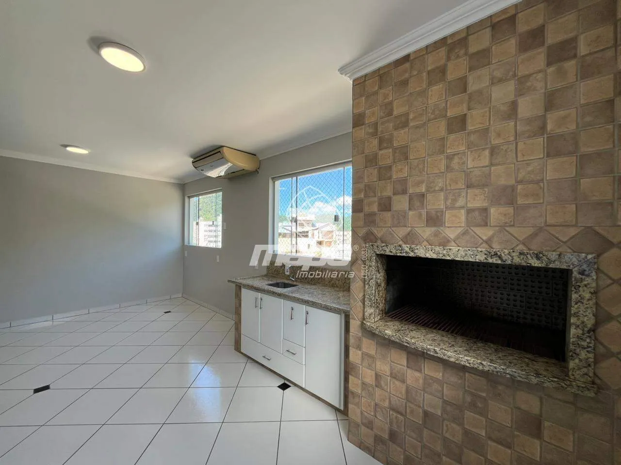 Apartamento 2 Dormitórios com Vista Montanha no Centro de Indaial para Aluguel — foto 2