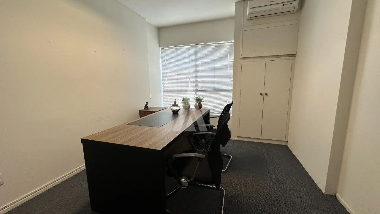Sala comercial mobiliada no Edifício Hannover com 37,12 m à venda no Centro de Joinville-SC por R$ 330.000,00. — foto 3