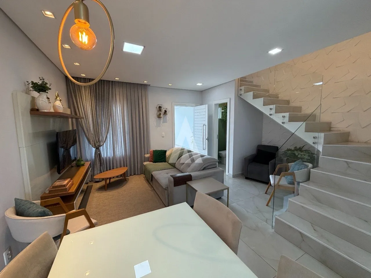 Sobrado geminado com 1 suíte e 2 quartos à venda no bairro Bucarein em Joinville-SC por R$980.000,00. - foto 1