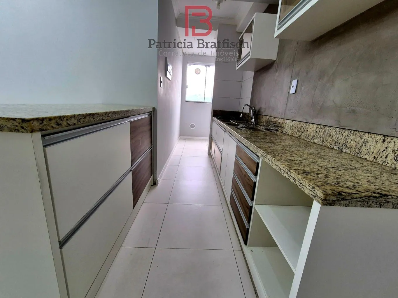 Apartamento semi mobiliado, com 02 dormitórios. Andar alto. Bairro Passo Manso. — foto 2