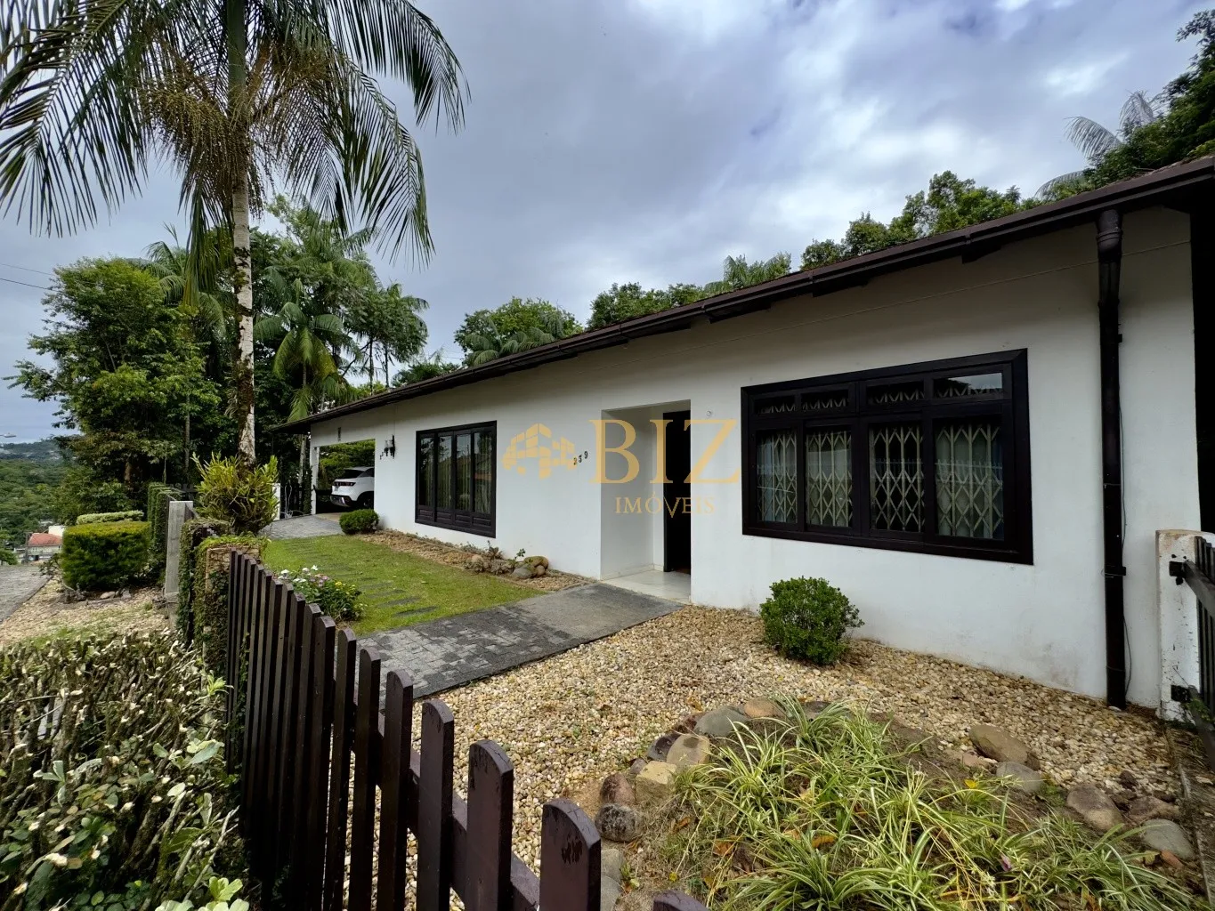 Belíssima casa AVERBADA em final de rua sem saída com 200m em terreno com 2.400m, pertinho da Ailos no Bairro Velha! - foto 1