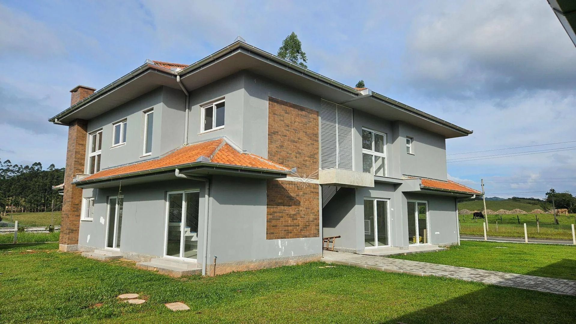 Casa duplex na Rota Enxaimel a 7 minutos do Centro - foto 1