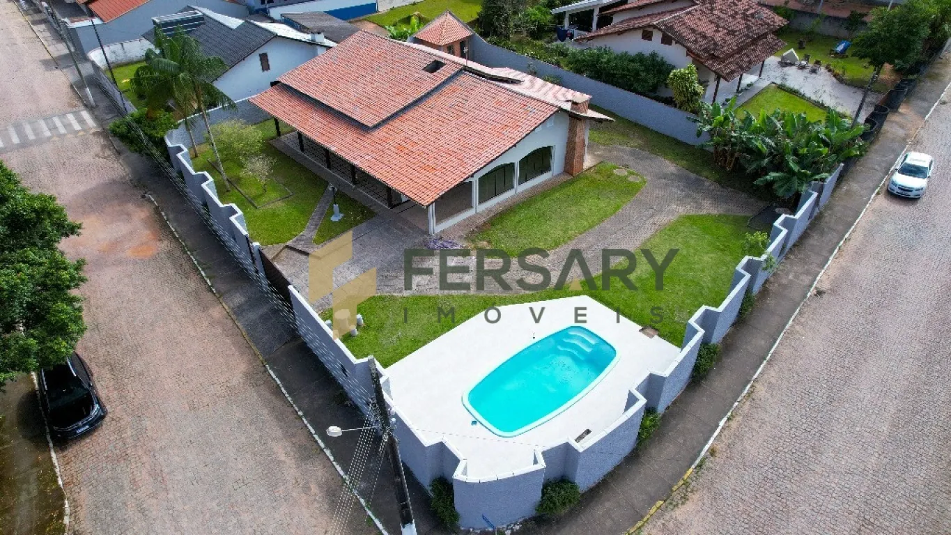 Bela e ampla casa de alvenaria de esquina e com piscina em Ascurra/SC - foto 1