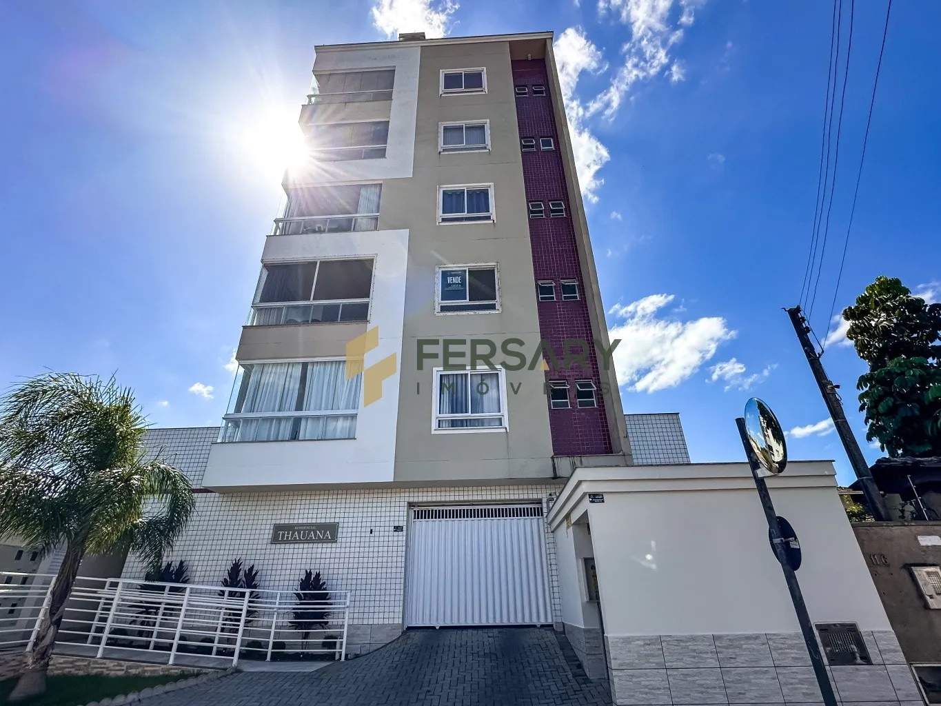 Apartamento semimobiliado no bairro Carijós - foto 1