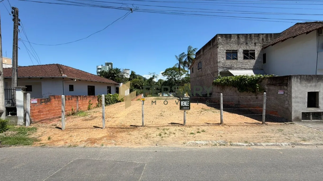 Amplo terreno localizado no Centro do Bairro Carijós. - foto 1