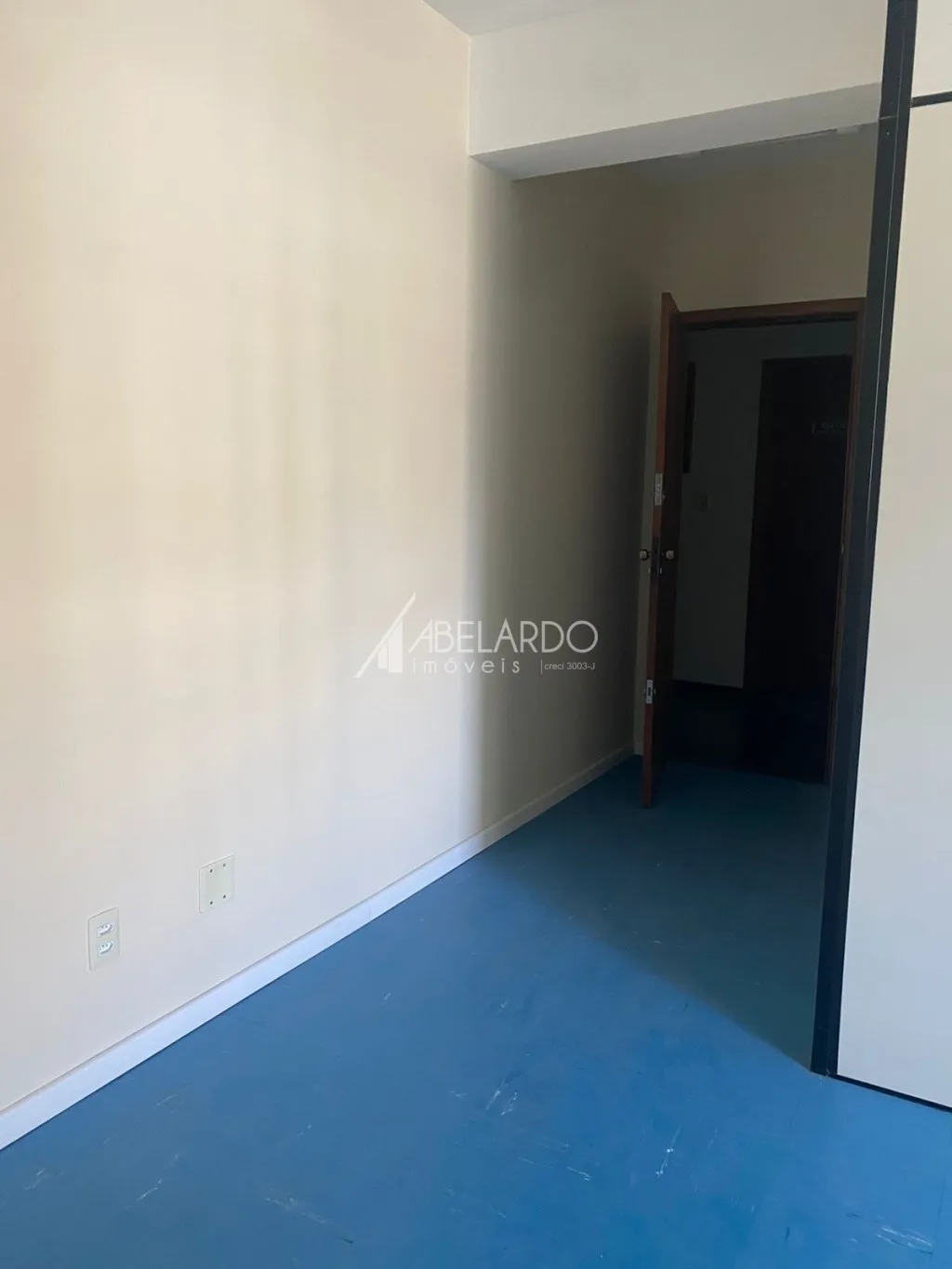 SALA COMERCIAL LOCAZALIDA NO CENTRO DE BLUMENAU — foto 2