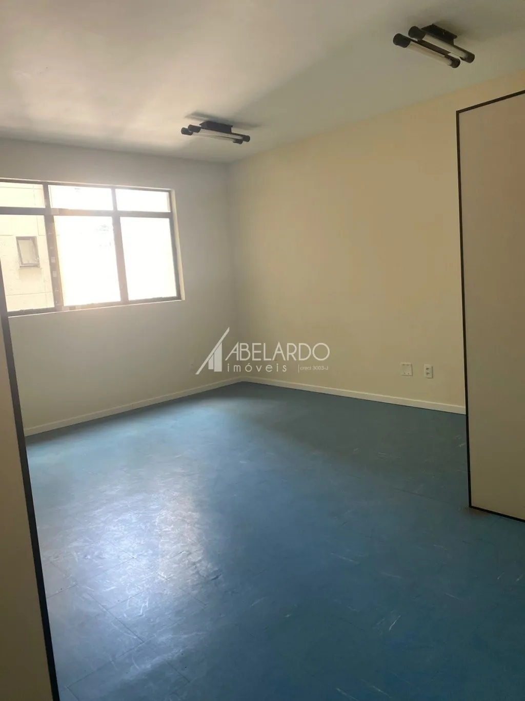 SALA COMERCIAL LOCAZALIDA NO CENTRO DE BLUMENAU — foto 4