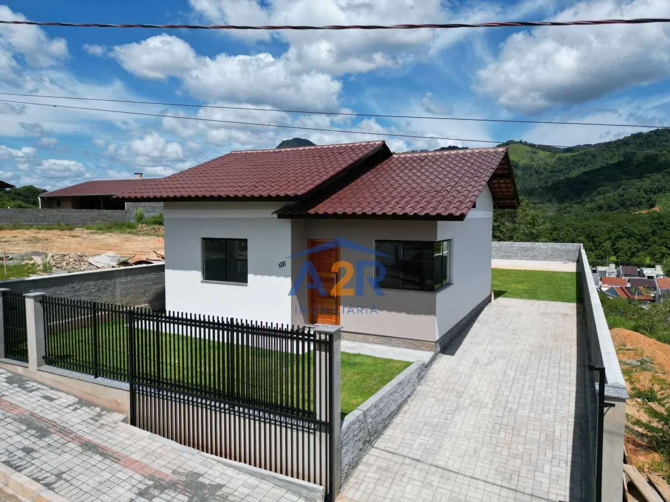 CASA COM TERRENO ÚNICO COM ESPERA PARA ÁREA DE FESTAS E FUNDO PARA ÁREA VERDE — foto 2