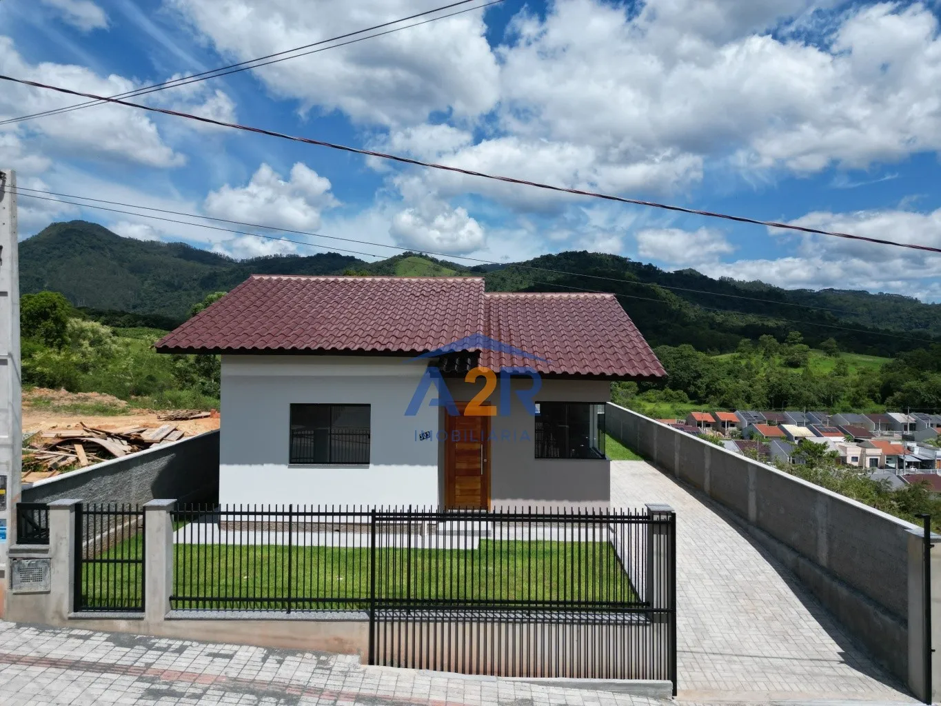 CASA COM TERRENO ÚNICO COM ESPERA PARA ÁREA DE FESTAS E FUNDO PARA ÁREA VERDE — foto 3