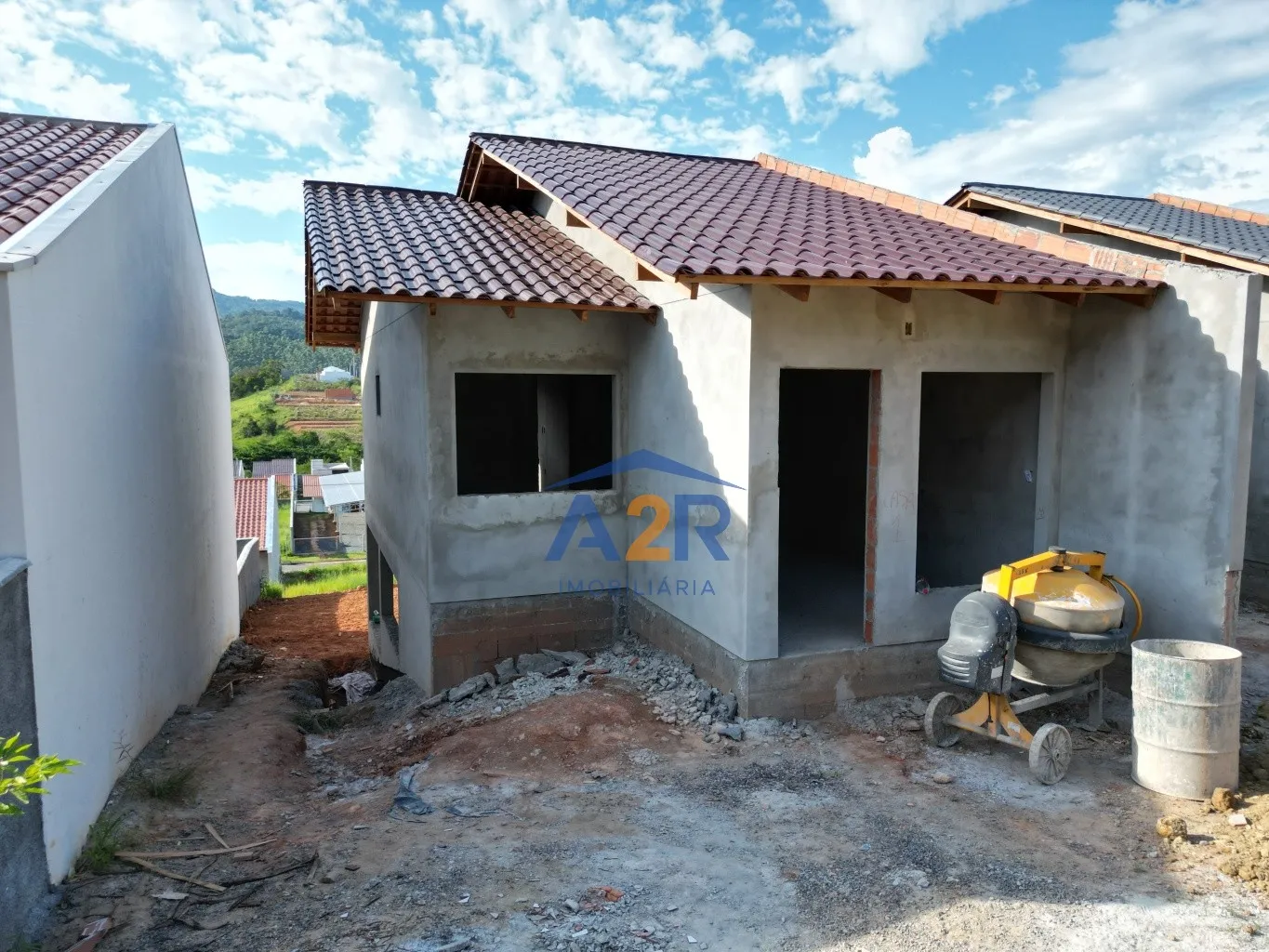 CASA COM 210m DE TERRENO JÁ COM GARAGEM - foto 1