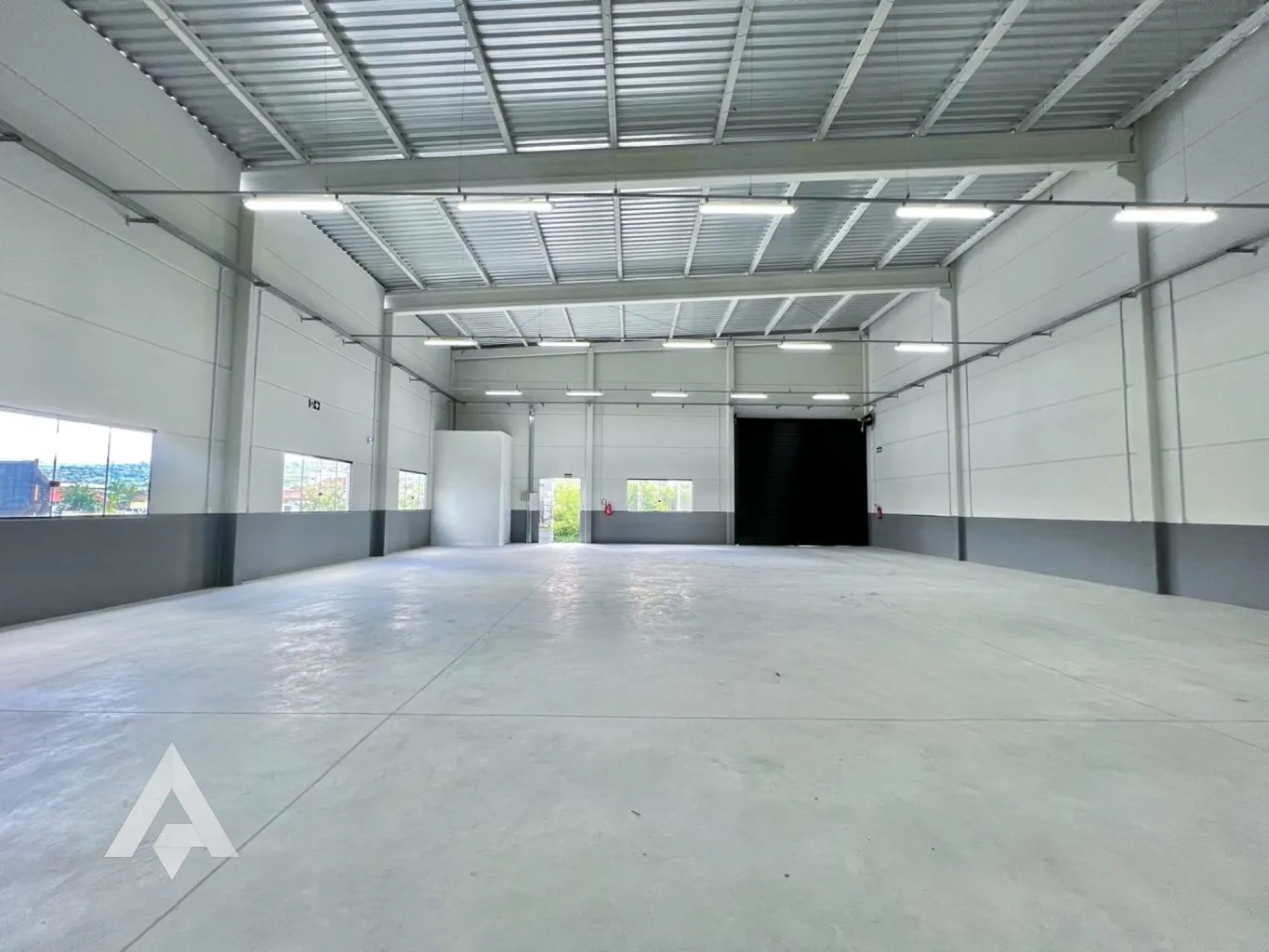 Galpão com 603,90m para locação por R$ 12.000,00 - Bairro Figueira - Gaspar/SC - foto 1