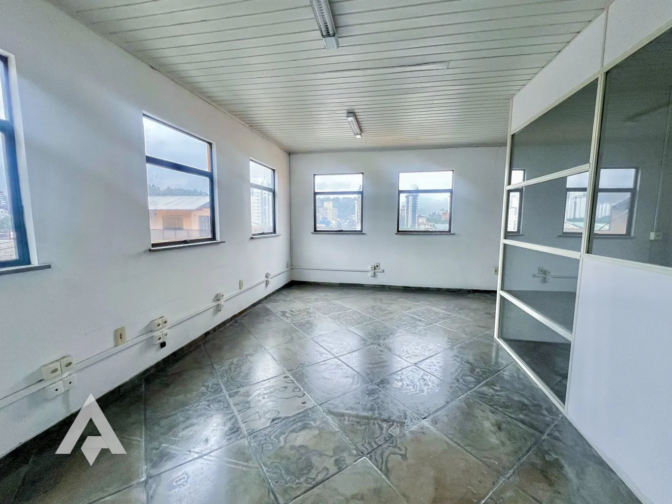 Sala comercial com 38,79m para locação por R$ 850,00 - Bairro Victor Konder - Blumenau/SC - foto 1