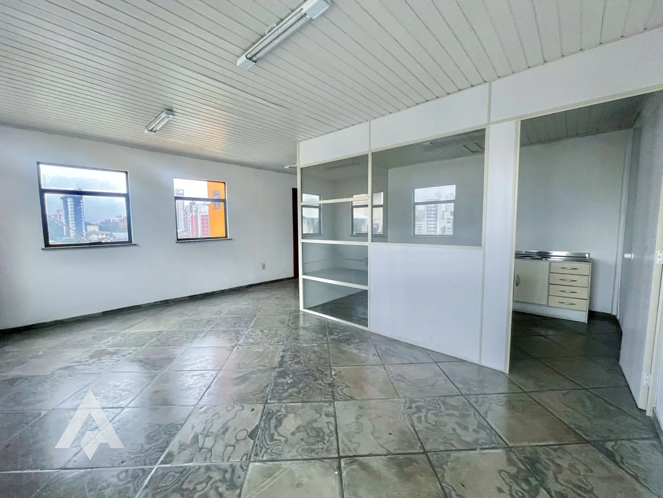 Sala comercial com 38,79m para locação por R$ 850,00 - Bairro Victor Konder - Blumenau/SC — foto 2