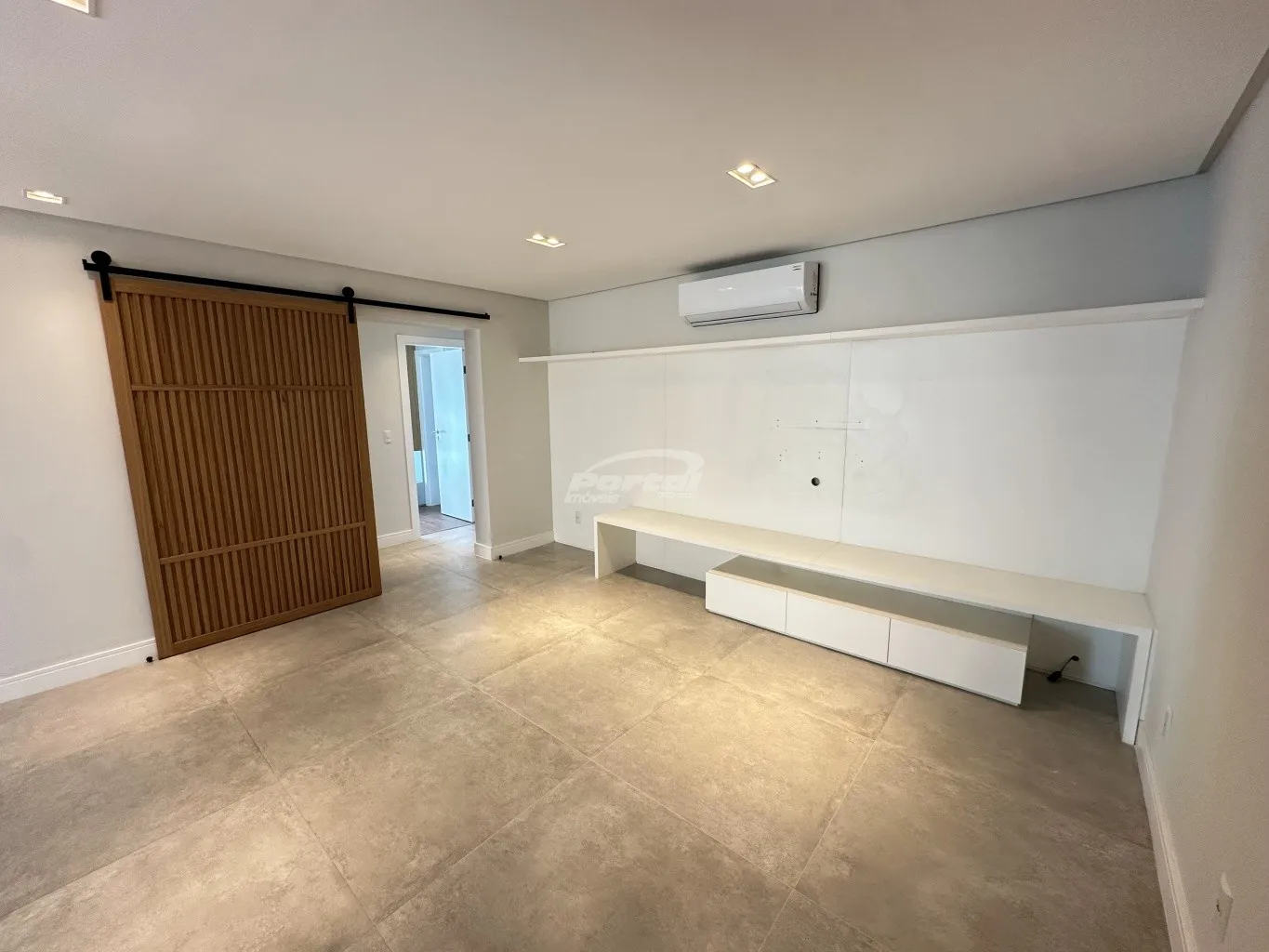 Apartamento de alto padrão semimobiliado e com vista permanente para o mar, 03 suítes, duas vagas e completa área de lazer. — foto 2