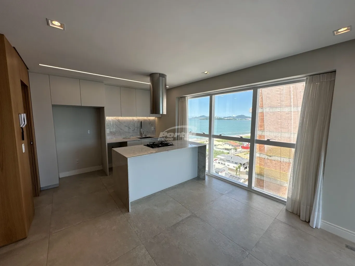 Apartamento de alto padrão semimobiliado e com vista permanente para o mar, 03 suítes, duas vagas e completa área de lazer. — foto 7
