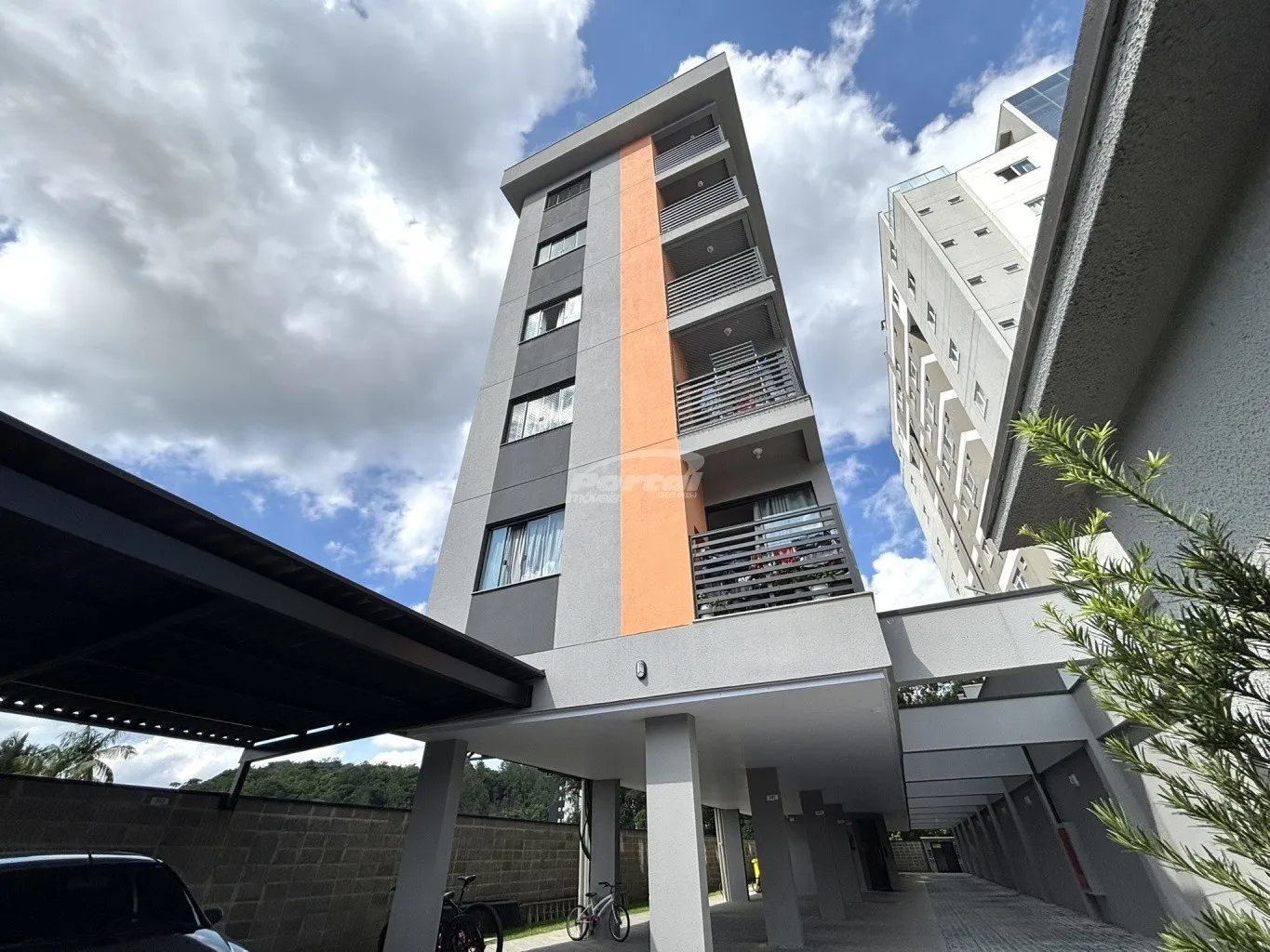 Com 54m, o imóvel contem 02 dormitórios, sala de estar, cozinha e sala de jantar conjugadas, banheiro social, churrasqueira, área de serviço e 01 vaga de garagem coberta. - foto 1