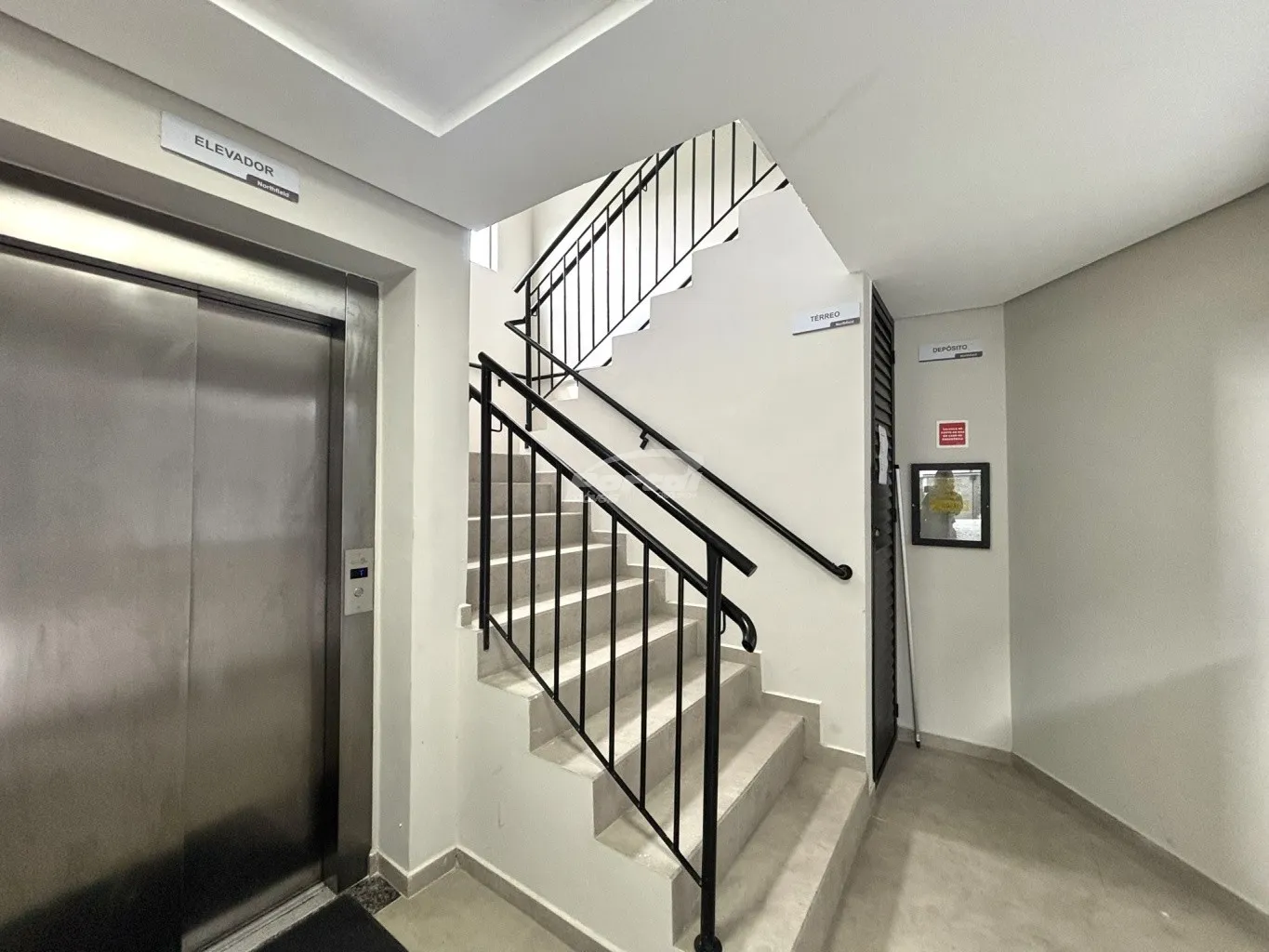 Com 54m, o imóvel contem 02 dormitórios, sala de estar, cozinha e sala de jantar conjugadas, banheiro social, churrasqueira, área de serviço e 01 vaga de garagem coberta. — foto 2